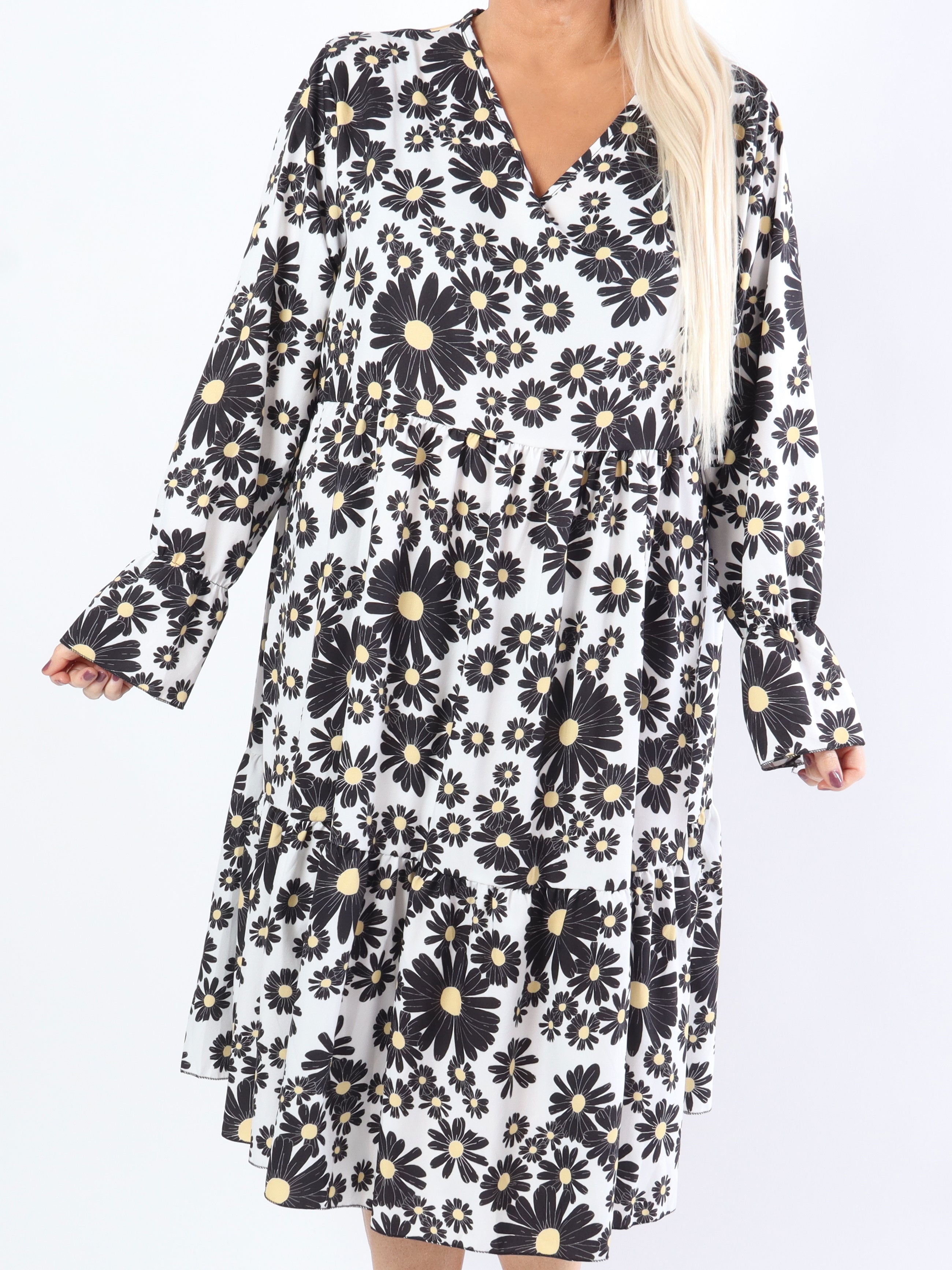 Marguerit - Sød plus size kjole med flot margueritprint